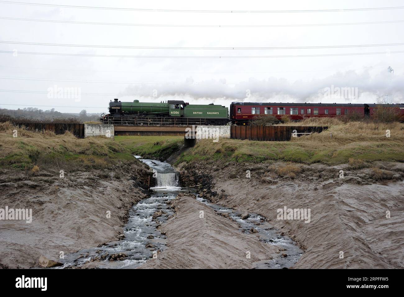 '61306' 'Mayflower' traverse la pilule de Saint-Pierre avec un 'Cathedral Express' pour Cardiff Central. Banque D'Images