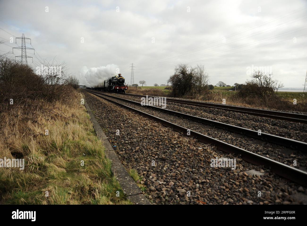 'Rood Ashton Hall' approchant Portskewett avec un train Vintage Tyseley - Cardiff. Banque D'Images