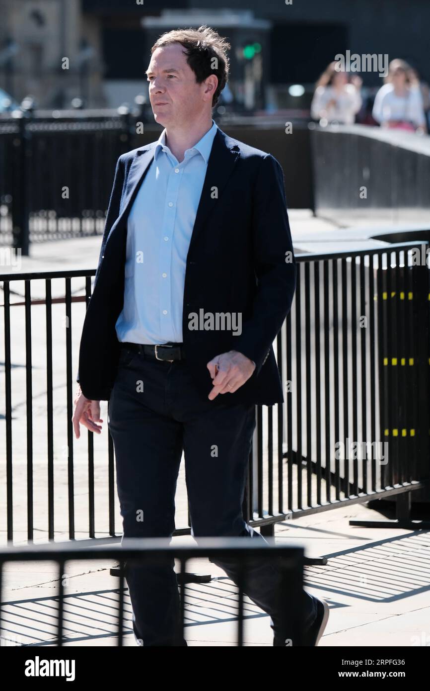 Chambres du Parlement, Londres, Royaume-Uni. 4 septembre 2023. L’ancien chancelier de l’Échiquier, George Osborne, « fausse », quittant les chambres du Parlement après avoir nettoyé son bureau, avec l’ancien chancelier fantôme, Ed Balls en soutien. Credit Mark Lear / Alamy Live News Banque D'Images