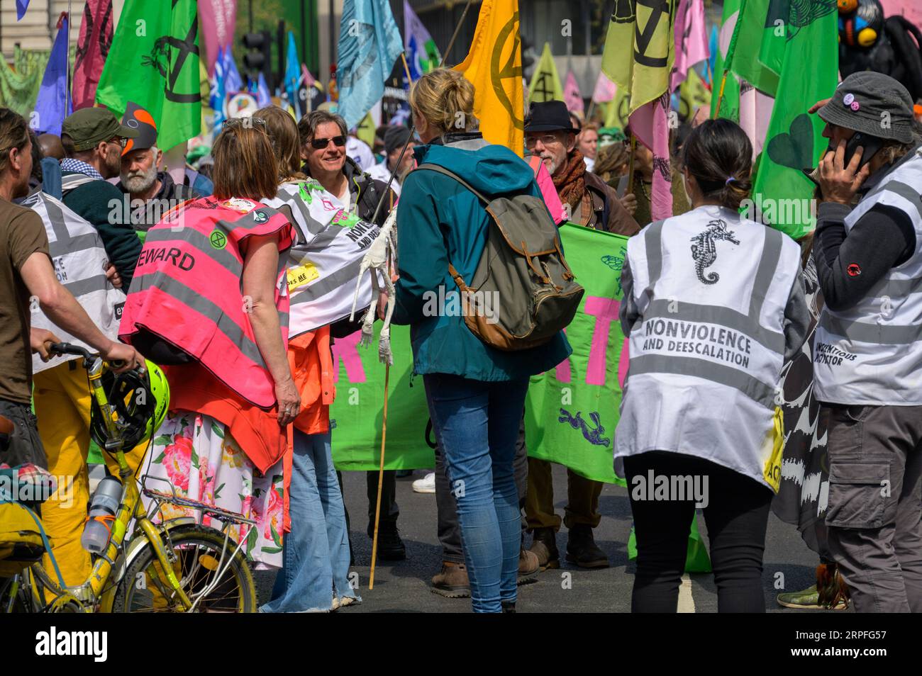 LONDRES - 22 avril 2023 : une émeute de couleurs : extinction révolte des manifestants lors du rassemblement de protestation XR à Londres, avec une toile de fond vibrante de XR coloré Banque D'Images