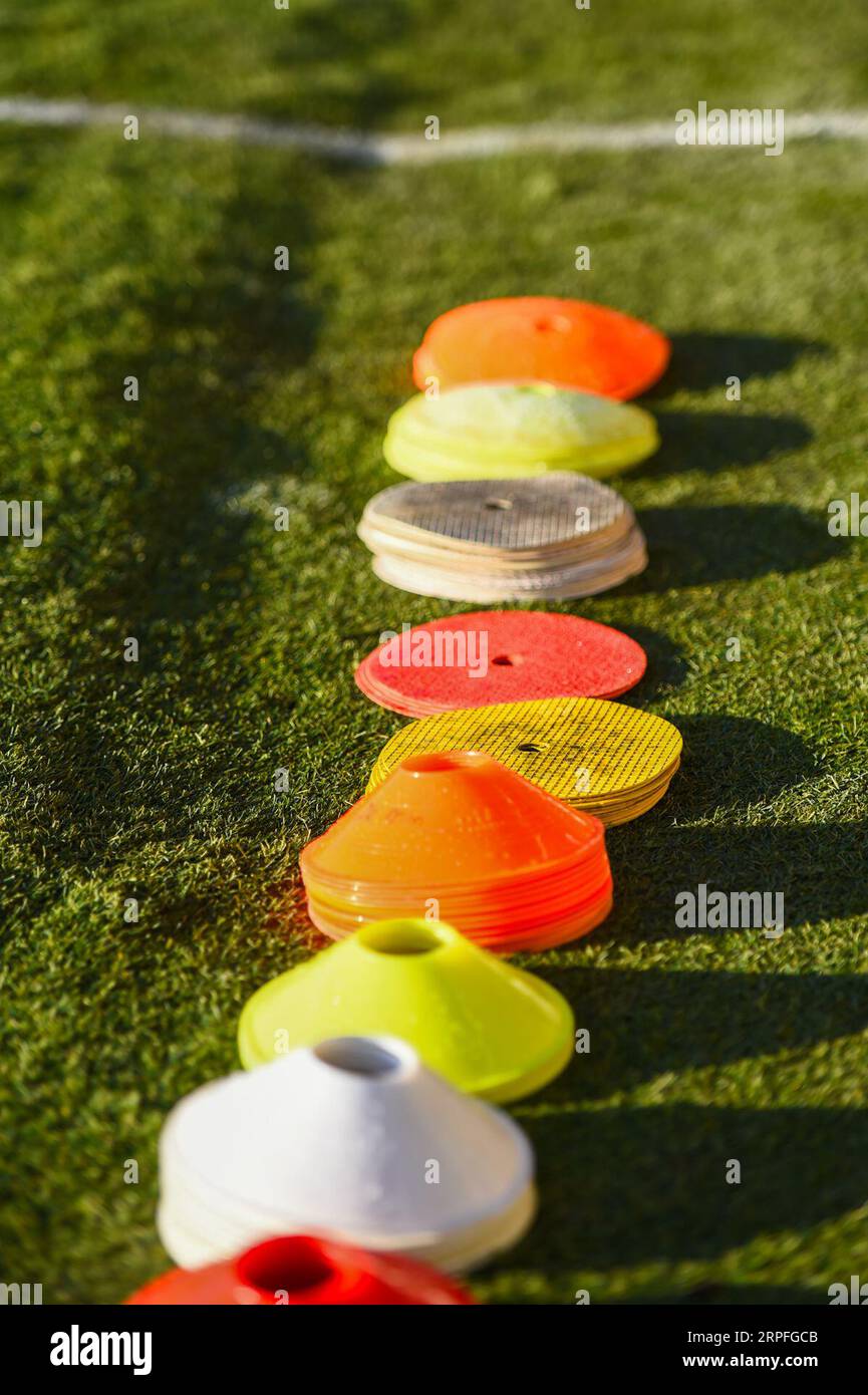 Cambridge le lundi 4 septembre 2023. Disques d'entraînement colorés avant le match de Sky Bet League 1 entre Cambridge United et Reading au R Costings Abbey Stadium, Cambridge, le lundi 4 septembre 2023. (Photo : Kevin Hodgson | MI News) crédit : MI News & Sport / Alamy Live News Banque D'Images