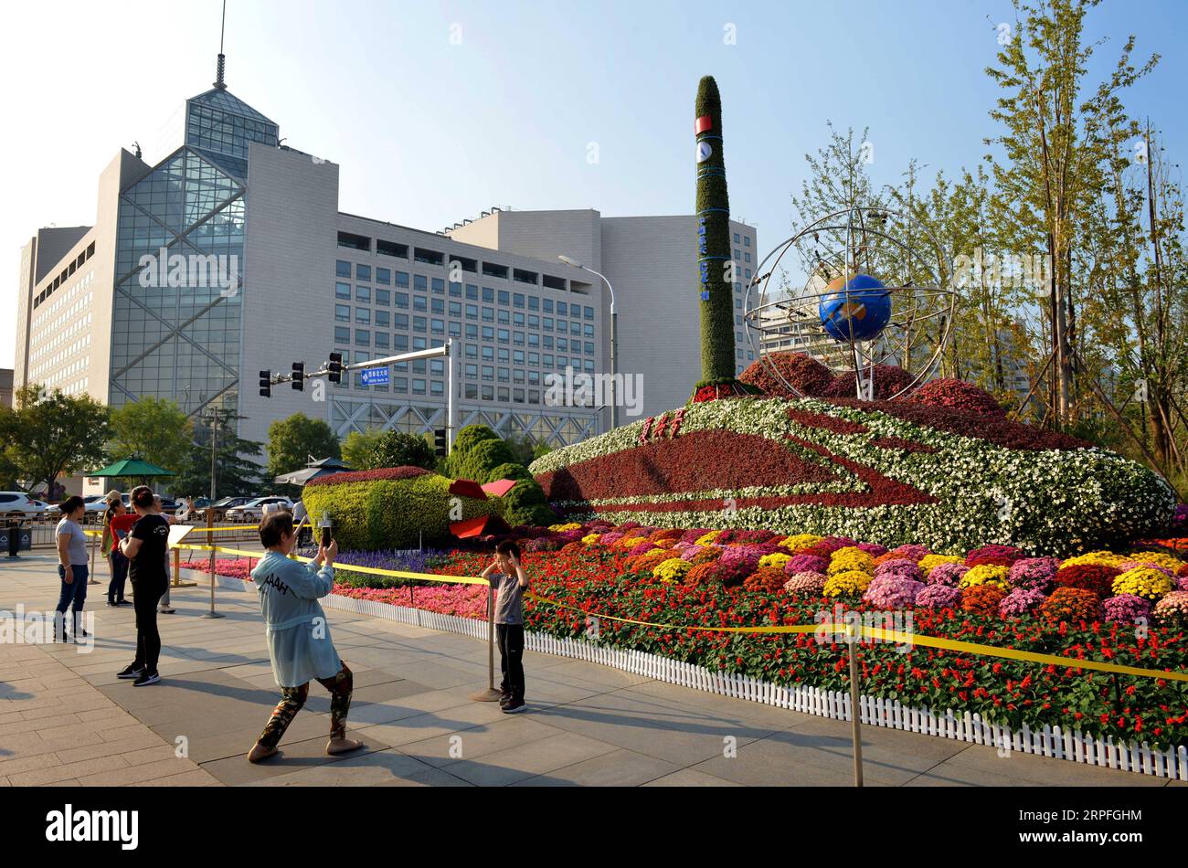 190924 -- BEIJING, le 24 septembre 2019 -- des gens visitent un parterre de fleurs intitulé Created in China à Beijing, capitale de la Chine, le 23 septembre 2019. Douze parterres de fleurs ont été construits le long de l avenue Chang an pour célébrer le 70e anniversaire de la fondation de la République populaire de Chine. CHINE-PÉKIN-PRÉPARATION DE JOUR-NATIONAL-PARTERRES DE FLEURS CN RENXCHAO PUBLICATIONXNOTXINXCHN Banque D'Images