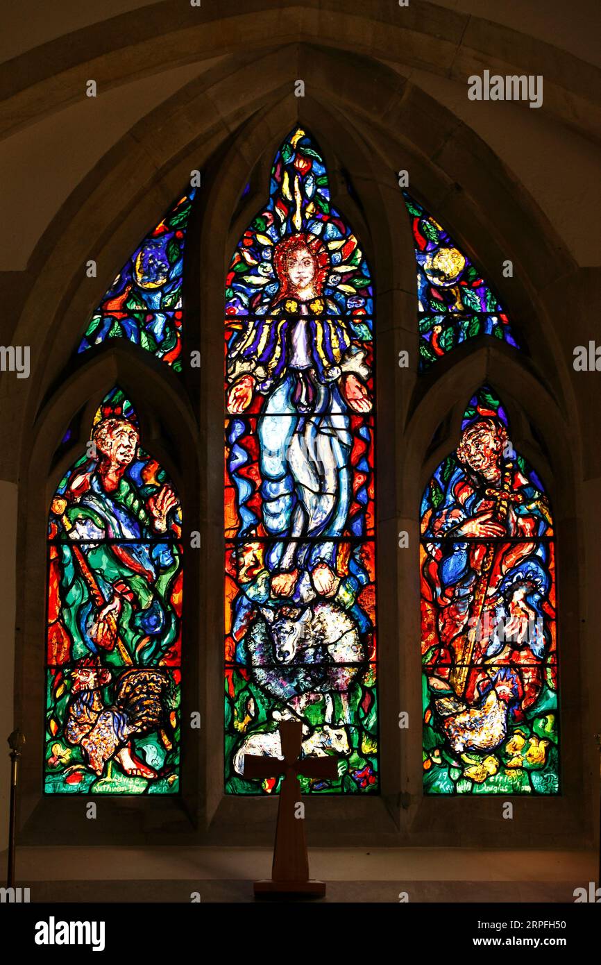 La fenêtre du Thompson Memorial montrant St Mary dans la fenêtre centrale, St Martin à droite et St Francis à gauche. . Banque D'Images