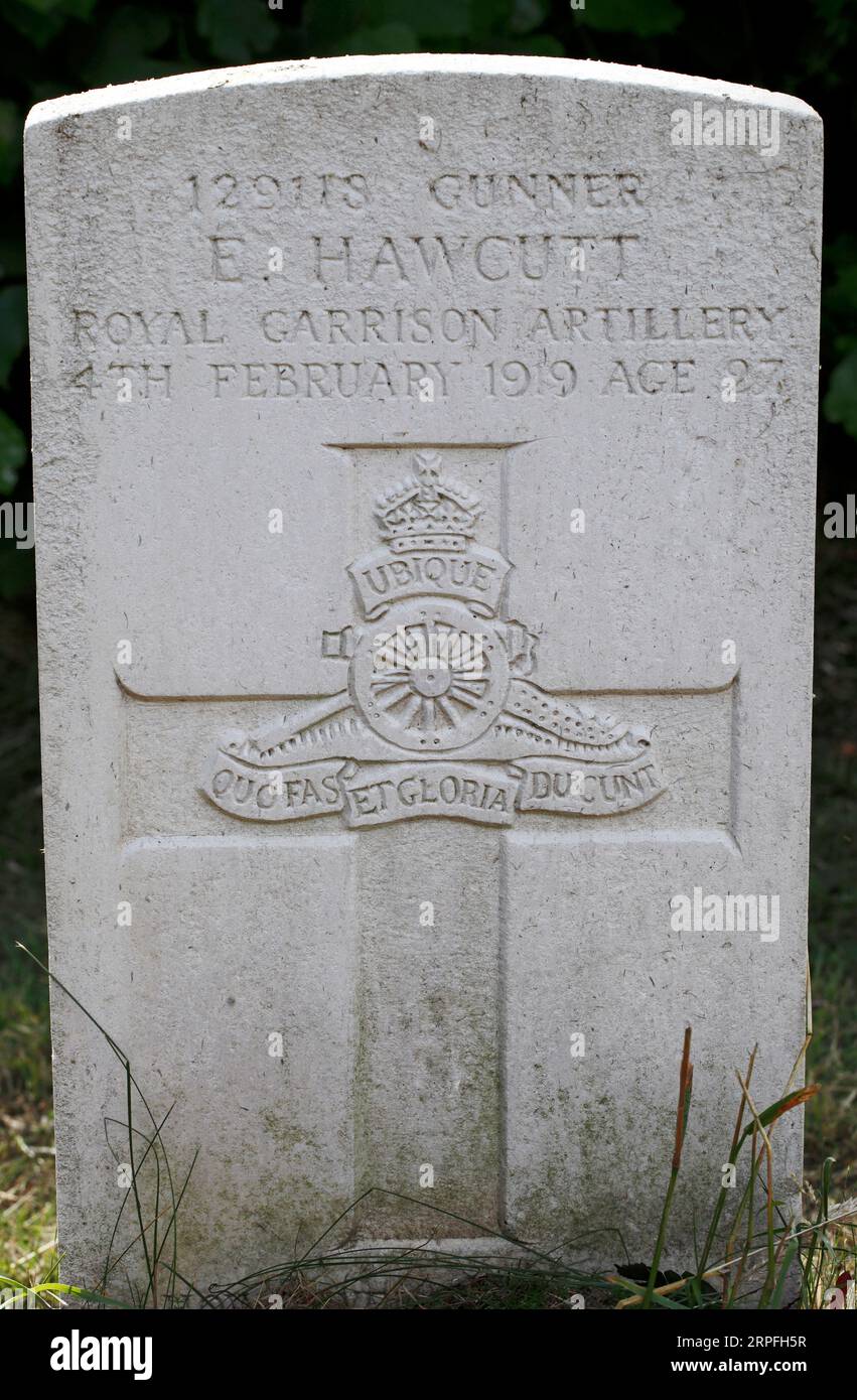 Tombe du Commonwealth pour un artilleur de la Royal Garrison Artillery. E Hawcutt. Décédé le 4 février 1919, âgé de 27 ans. Église St Simon et St Jude, Cotswolds, Banque D'Images