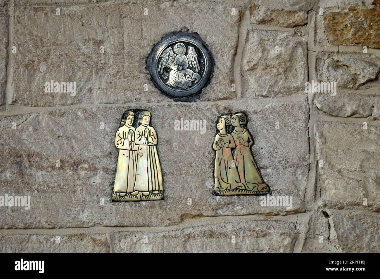 Église Brasses encastrée sur un mur. Les enfants de William et Margaret Bicknell, années 1400 Les Bicknell Brasses. Église paroissiale de St Peter & St Paul in Th Banque D'Images