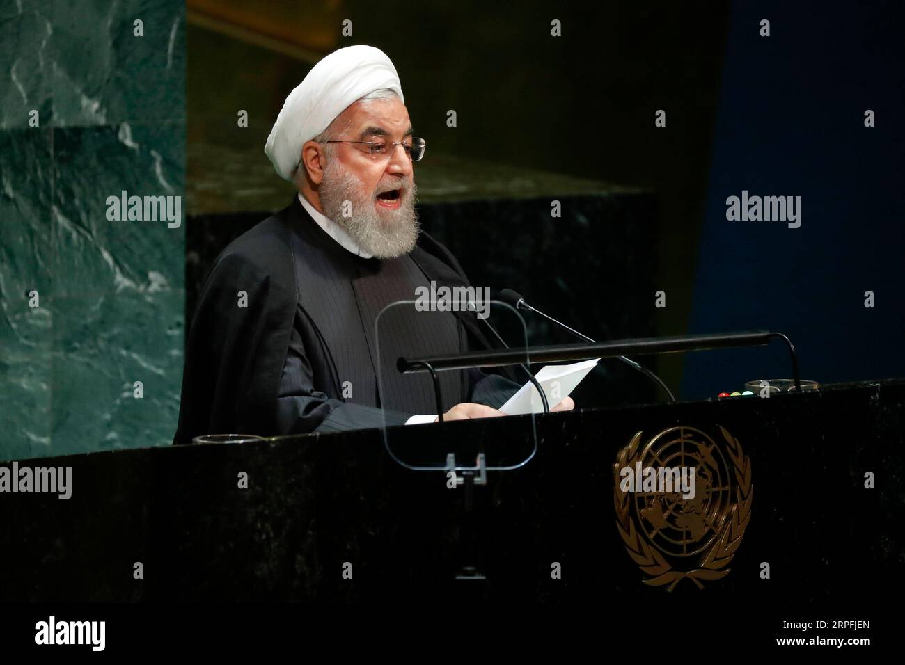 190925 -- NATIONS UNIES, 25 septembre 2019 -- le président iranien Hassan Rouhani s'adresse au débat général de la 74e session de l'Assemblée générale des Nations Unies au siège des Nations Unies à New York, le 25 septembre 2019. Rouhani mercredi a exclu les négociations avec les États-Unis à moins que ces derniers ne lèvent d’abord les sanctions contre son pays. ONU-ASSEMBLÉE GÉNÉRALE-DÉBAT GÉNÉRAL-IRAN LIXMUZI PUBLICATIONXNOTXINXCHN Banque D'Images