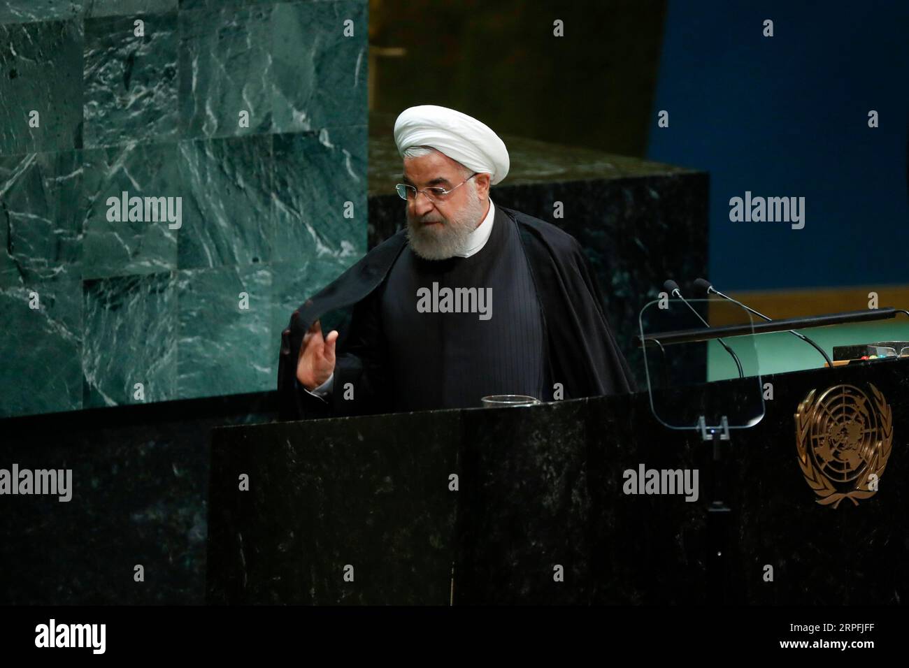 190925 -- NATIONS UNIES, 25 septembre 2019 -- le président iranien Hassan Rouhani part après avoir pris la parole lors du débat général de la 74e session de l'Assemblée générale des Nations Unies au siège des Nations Unies à New York, le 25 septembre 2019. Rouhani mercredi a exclu les négociations avec les États-Unis à moins que ces derniers ne lèvent d’abord les sanctions contre son pays. ONU-ASSEMBLÉE GÉNÉRALE-DÉBAT GÉNÉRAL-IRAN LIXMUZI PUBLICATIONXNOTXINXCHN Banque D'Images