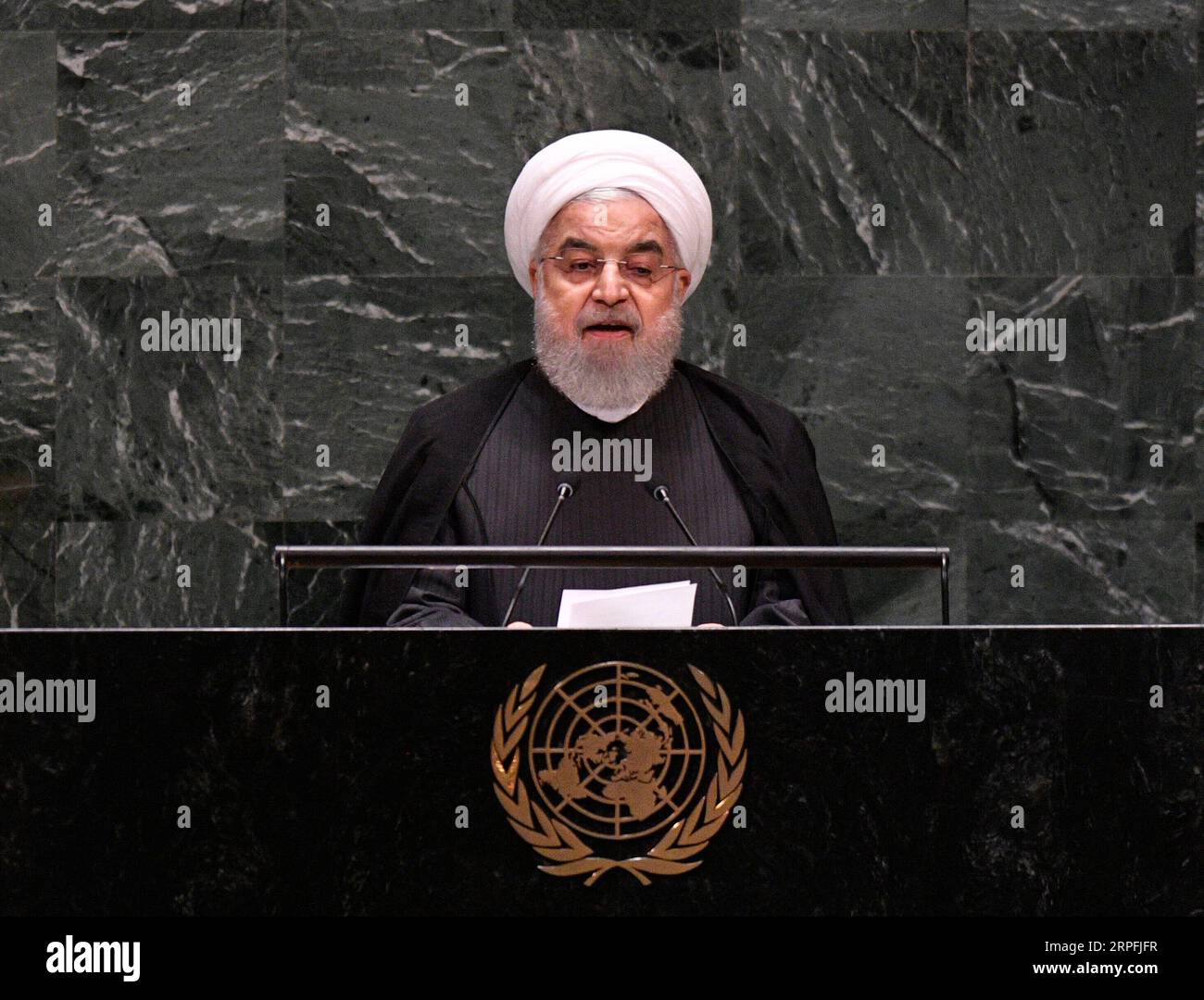 190925 -- NATIONS UNIES, 25 septembre 2019 -- le président iranien Hassan Rouhani s'adresse au débat général de la 74e session de l'Assemblée générale des Nations Unies au siège des Nations Unies à New York, le 25 septembre 2019. Rouhani mercredi a exclu les négociations avec les États-Unis à moins que ces derniers ne lèvent d’abord les sanctions contre son pays. ONU-ASSEMBLÉE GÉNÉRALE-DÉBAT GÉNÉRAL-IRAN LIUXJIE PUBLICATIONXNOTXINXCHN Banque D'Images