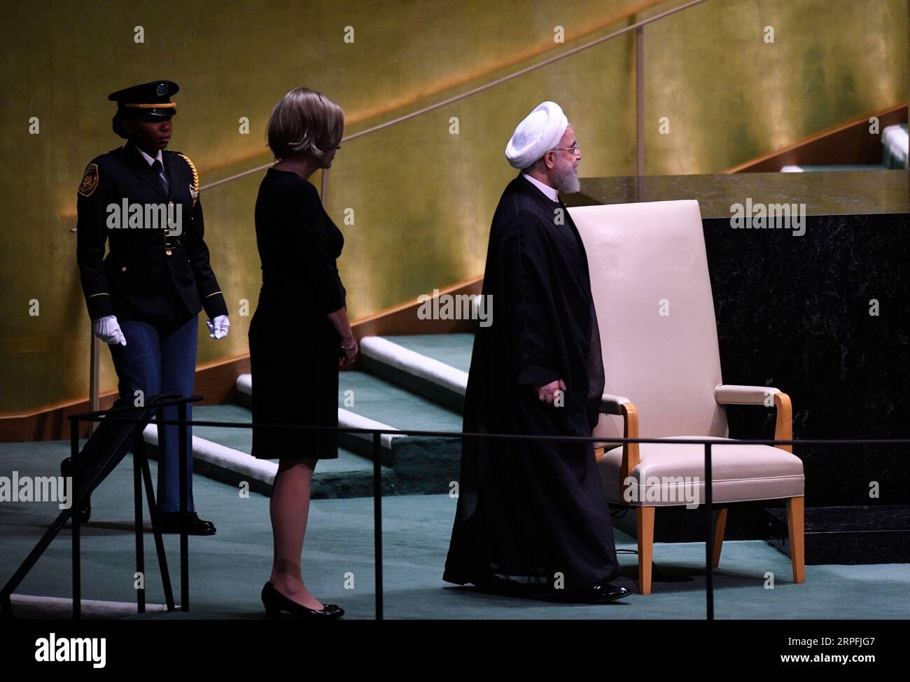 190925 -- NATIONS UNIES, 25 septembre 2019 -- le président iranien Hassan Rouhani R attend de s'adresser au débat général de la 74e session de l'Assemblée générale des Nations Unies au siège de l'ONU à New York, le 25 septembre 2019. Rouhani mercredi a exclu les négociations avec les États-Unis à moins que ces derniers ne lèvent d’abord les sanctions contre son pays. ONU-ASSEMBLÉE GÉNÉRALE-DÉBAT GÉNÉRAL-IRAN LIUXJIE PUBLICATIONXNOTXINXCHN Banque D'Images