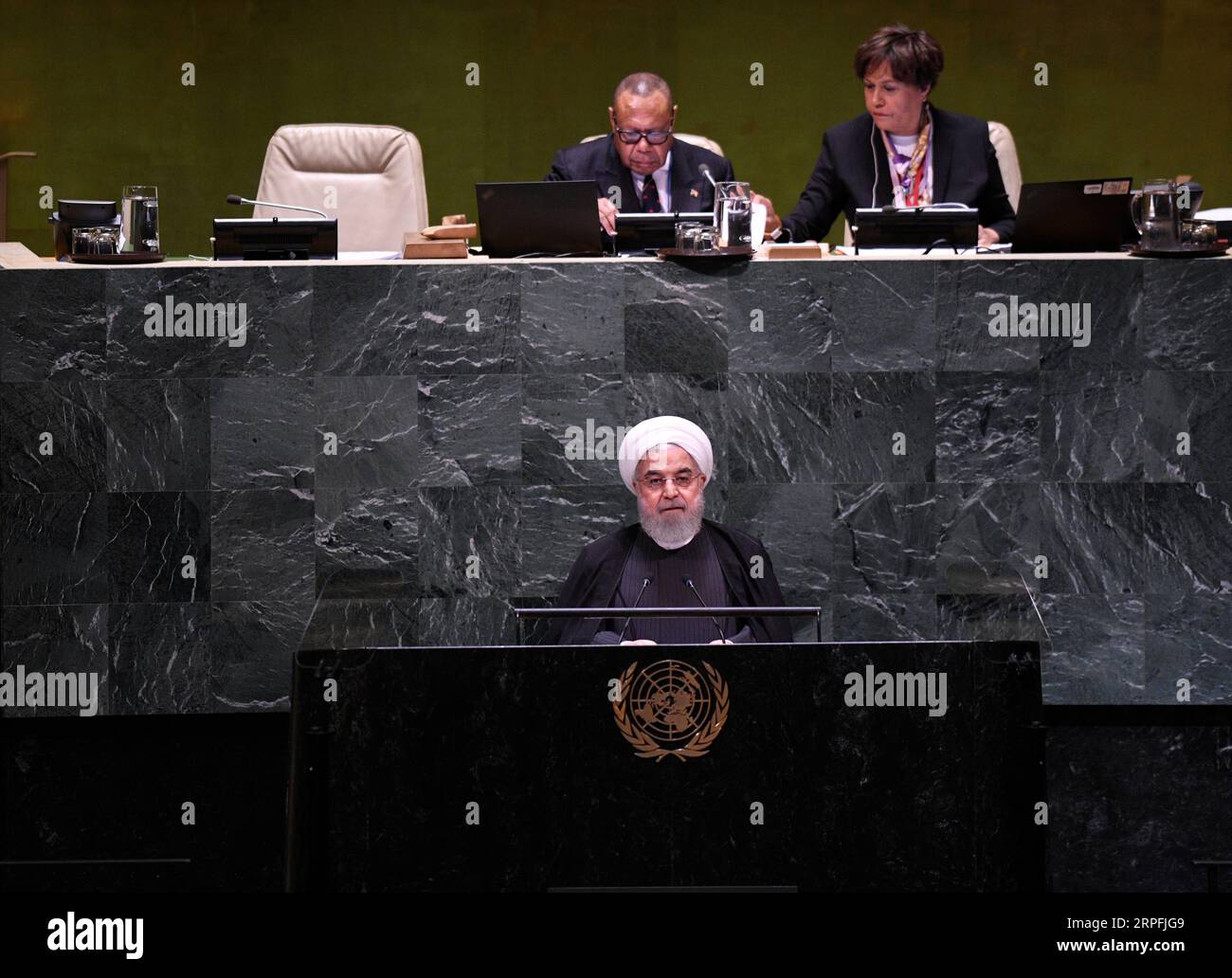 190925 -- NATIONS UNIES, 25 septembre 2019 -- le président iranien Hassan Rouhani Front prononce une allocution lors du débat général de la 74e session de l'Assemblée générale des Nations Unies au siège de l'ONU à New York, le 25 septembre 2019. Rouhani mercredi a exclu les négociations avec les États-Unis à moins que ces derniers ne lèvent d’abord les sanctions contre son pays. ONU-ASSEMBLÉE GÉNÉRALE-DÉBAT GÉNÉRAL-IRAN LIUXJIE PUBLICATIONXNOTXINXCHN Banque D'Images