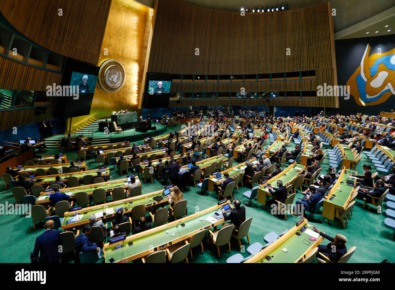 190925 -- NATIONS UNIES, 25 septembre 2019 -- le président iranien Hassan Rouhani s'adresse au débat général de la 74e session de l'Assemblée générale des Nations Unies au siège des Nations Unies à New York, le 25 septembre 2019. Rouhani mercredi a exclu les négociations avec les États-Unis à moins que ces derniers ne lèvent d’abord les sanctions contre son pays. ONU-ASSEMBLÉE GÉNÉRALE-DÉBAT GÉNÉRAL-IRAN LIXMUZI PUBLICATIONXNOTXINXCHN Banque D'Images