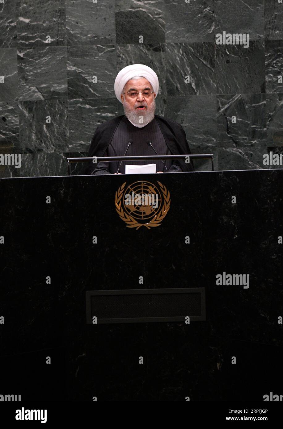 190925 -- NATIONS UNIES, 25 septembre 2019 -- le président iranien Hassan Rouhani s'adresse au débat général de la 74e session de l'Assemblée générale des Nations Unies au siège des Nations Unies à New York, le 25 septembre 2019. Rouhani mercredi a exclu les négociations avec les États-Unis à moins que ces derniers ne lèvent d’abord les sanctions contre son pays. ONU-ASSEMBLÉE GÉNÉRALE-DÉBAT GÉNÉRAL-IRAN LIUXJIE PUBLICATIONXNOTXINXCHN Banque D'Images