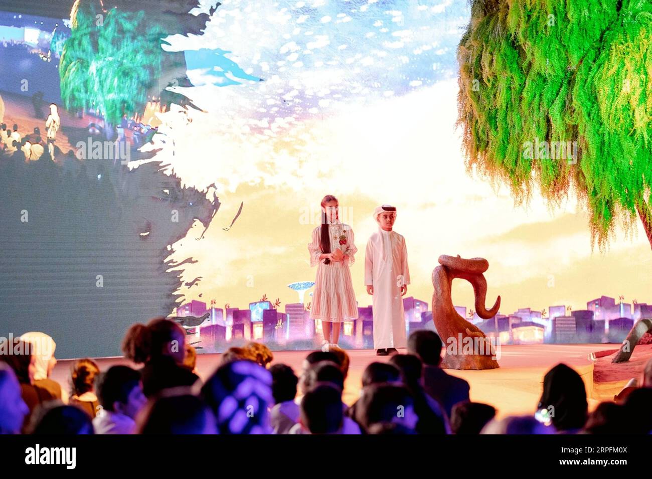 190926 -- DUBAÏ, le 26 septembre 2019 Xinhua -- les gens assistent à la cérémonie de lancement des mascottes de Dubaï Expo 2020 à Dubaï, aux Émirats arabes Unis, le 26 septembre 2019. L'Expo 2020 Dubaï a dévoilé jeudi ses mascottes, qui comprennent un arbre de ghaf magique, deux enfants émiratis intrépides et trois gardiens de robots utiles. WAM/Handout via Xinhua UAE-DUBAI-EXPO 2020-MASCOTTES PUBLICATIONxNOTxINxCHN Banque D'Images