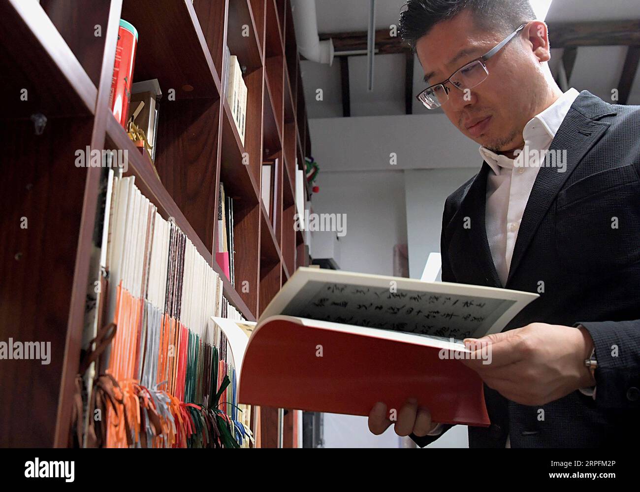 190927 -- BEIJING, 27 septembre 2019 -- Chen Nan cherche un livre de ...