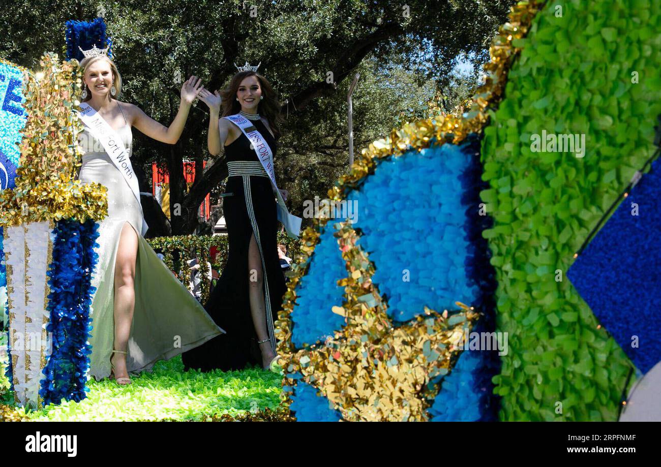 190928 -- DALLAS, 28 septembre 2019 -- les participants au concours de beauté agitent le haut d'un char lors du défilé de la State Fair of Texas à Dallas, États-Unis, le 27 septembre 2019. La foire de l'État du Texas est une foire annuelle de l'État qui dure plus de trois semaines. Photo de Tian Dan/Xinhua U.S.-DALLAS-STATE FAIR DU TEXAS GaoxLu PUBLICATIONxNOTxINxCHN Banque D'Images