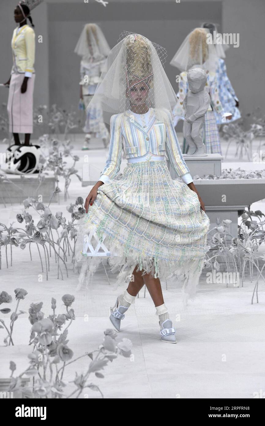 190930 -- PARIS, le 30 septembre 2019 -- Un mannequin présente les créations de Thom Browne dans le cadre du salon de la collection de prêt-à-porter féminin Printemps/été 2020 lors de la Fashion week à Paris, France, le 29 septembre 2019. Photo de Piero Biasion/Xinhua FRANCE-PARIS-FASHION WEEK-THOM BROWNE PixYeluobiyaxiweng PUBLICATIONxNOTxINxCHN Banque D'Images