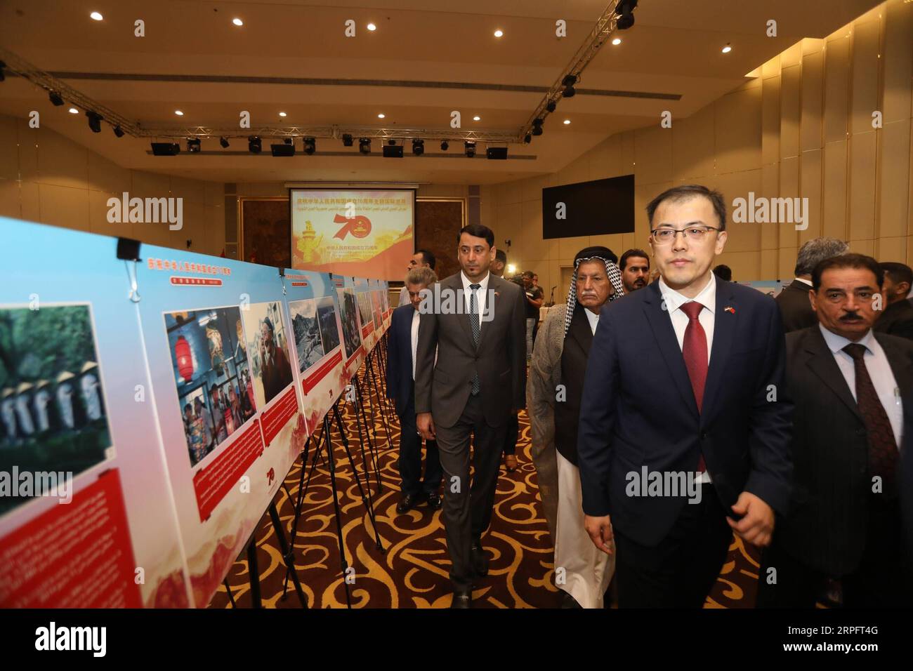 190930 -- BAGDAD , 30 septembre 2019 Xinhua -- l'ambassadeur de Chine en Irak Zhang Tao 2nd R et des invités assistent à l'exposition de photos à Bagdad, Irak, le 30 septembre 2019. L ambassade de Chine en Irak a tenu lundi une exposition de photos pour marquer le 70e anniversaire de la fondation de la République populaire de Chine RPC. Xinhua/Khalil Dawood IRAQ-BAGDAD-PRC-70E ANNIVERSAIRE-EXPOSITION DE PHOTOS PUBLICATIONxNOTxINxCHN Banque D'Images