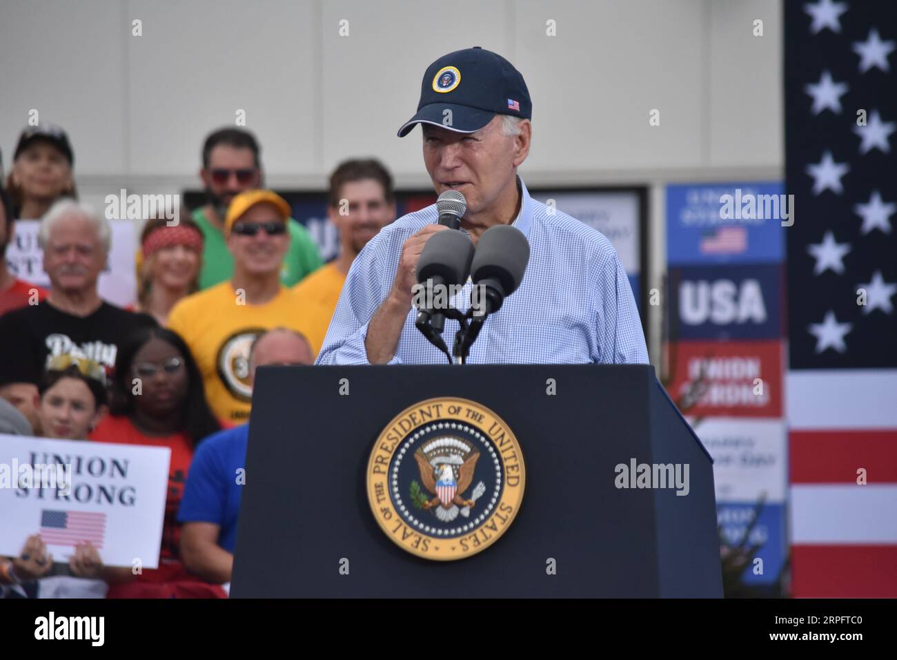 Philadelphie, États-Unis. 04 septembre 2023. Le président des États-Unis Joe Biden s'adresse à la foule. Le président des États-Unis Joe Biden prononce un discours célébrant la fête du travail et honorant les travailleurs et les syndicats américains lors du défilé annuel de la fête du travail des trois États à Philadelphie, en Pennsylvanie. Crédit : SOPA Images Limited/Alamy Live News Banque D'Images