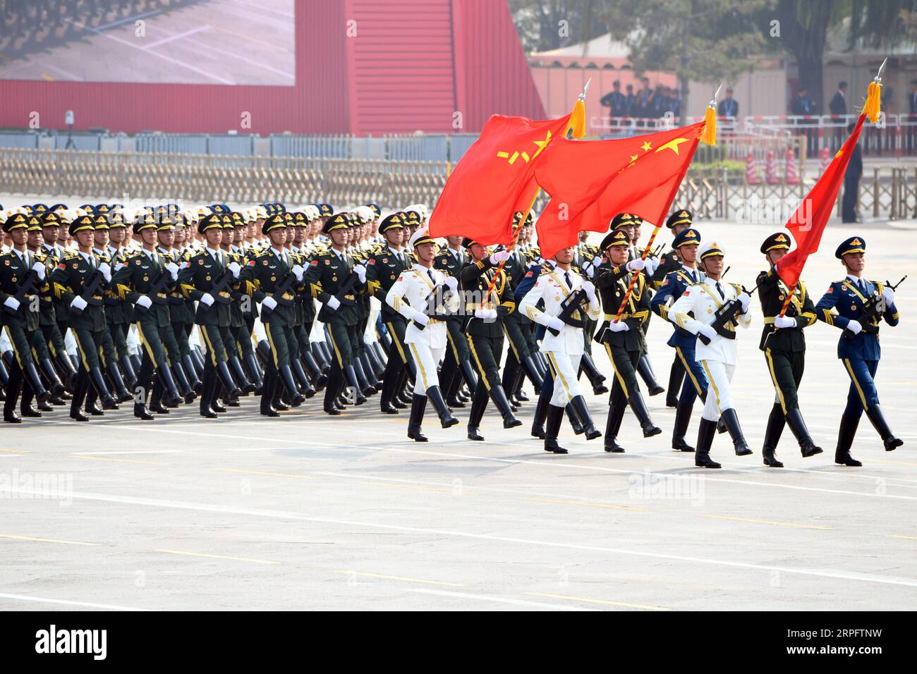 191001 -- PÉKIN, le 1 octobre 2019 -- les gardes de la formation d'honneur participent à un défilé militaire lors des célébrations marquant le 70e anniversaire de la fondation de la République populaire de Chine RPC sur la place Tian anmen à Pékin, capitale de la Chine, le 1 octobre 2019. PRC70YearsCHINA-BEIJING-FÊTE NATIONALE CN LixXiaoguo PUBLICATIONxNOTxINxCHN Banque D'Images