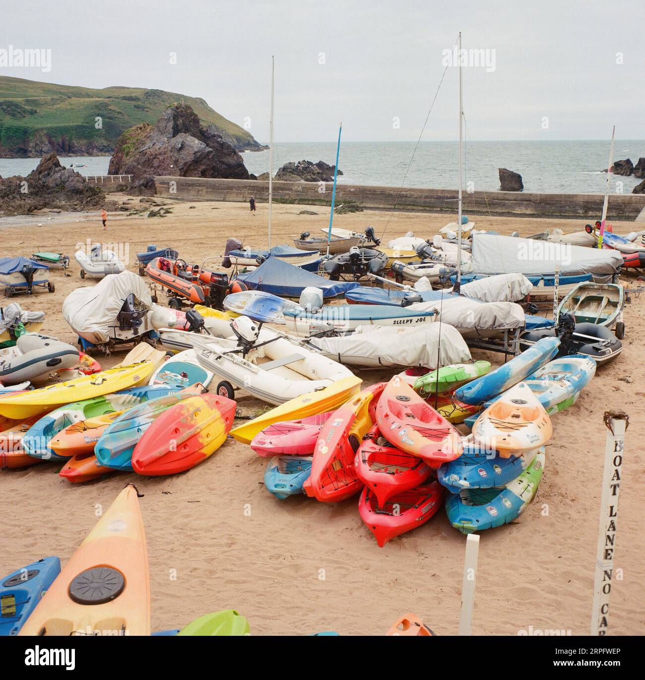 Sea Kyack est empilé sur la plage de Hope Cove, South Devon, Angleterre, Royaume-Uni. Banque D'Images