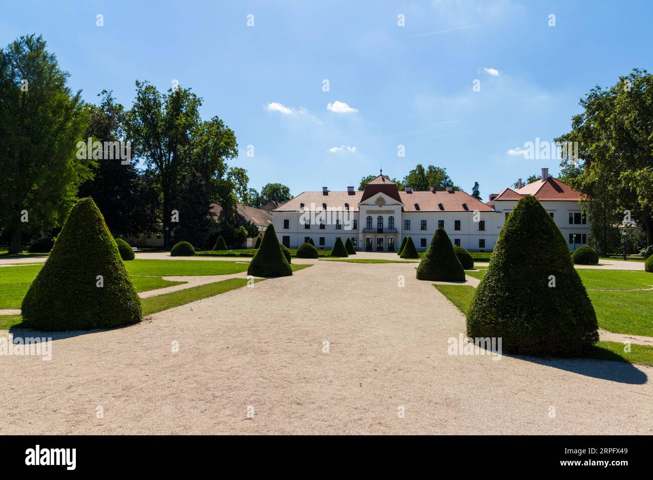 Façade nord et jardin à la française du palais ou manoir Szechenyi, construit en 1750 dans le style baroque, Nagycenk, Hongrie Banque D'Images
