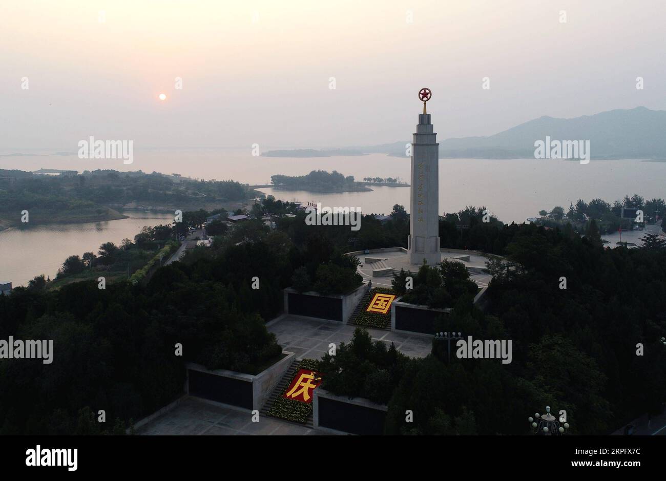 191001 -- PÉKIN, 1 octobre 2019 -- une photo aérienne prise le 1 octobre 2019 montre le monument Xibaipo en lueur matinale dans la province du Hebei du nord de la Chine. PHOTOS XINHUA DU JOUR WangxXiao PUBLICATIONxNOTxINxCHN Banque D'Images