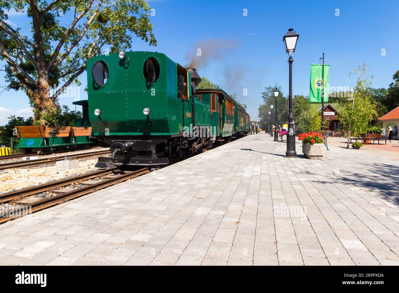 Nagycenki Szechenyi Muzeumvasut chemin de fer à voie étroite de 760mm (2 ft 6 in). Train de voyageurs tiré par la locomotive à vapeur Andras, Nagycenk, Hongrie Banque D'Images
