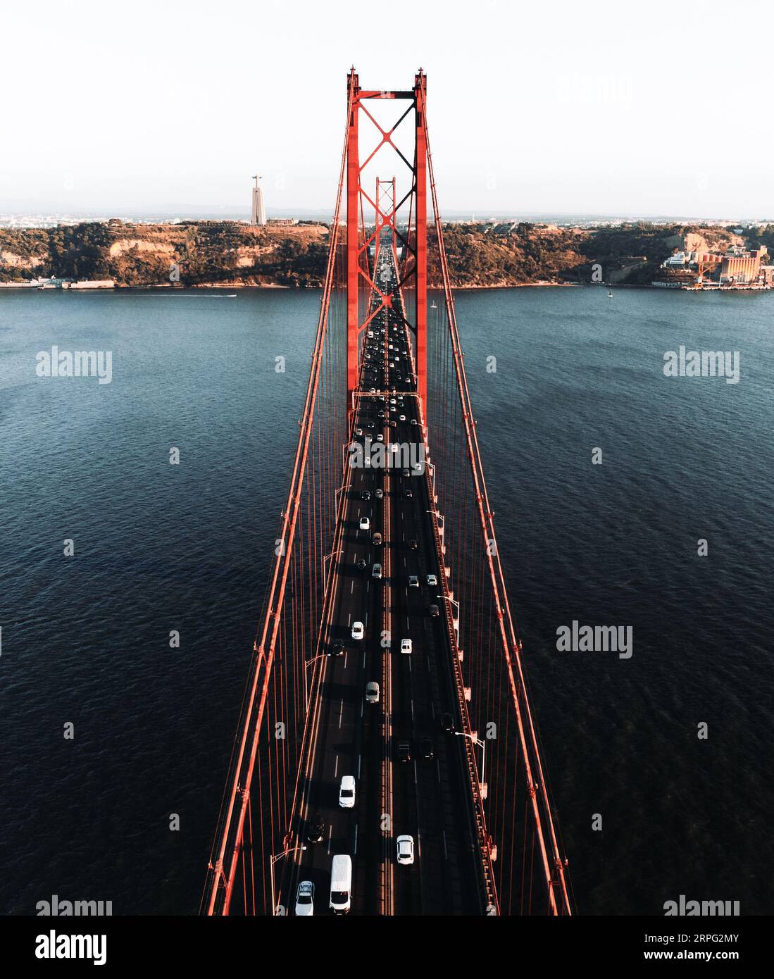 Photo verticale aérienne du pont du 25 avril (Ponte 25 de Abril) situé à Lisbonne, Portugal, traversant la rivière Targus - prise par drone. Banque D'Images