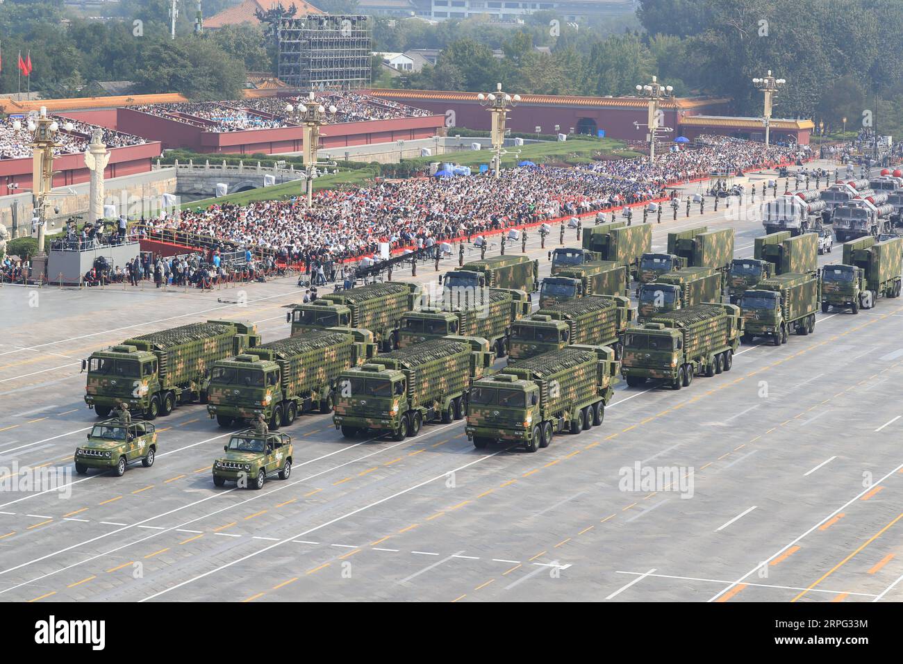 191001 -- BEIJING, le 1 octobre 2019 -- Une formation de radars d'alerte précoce participe à un défilé militaire célébrant le 70e anniversaire de fondation de la République populaire de Chine RPC à Beijing, capitale de la Chine, le 1 octobre 2019. PRC70YearsCHINA-BEIJING-FÊTE NATIONALE CN JuxZhenhua PUBLICATIONxNOTxINxCHN Banque D'Images