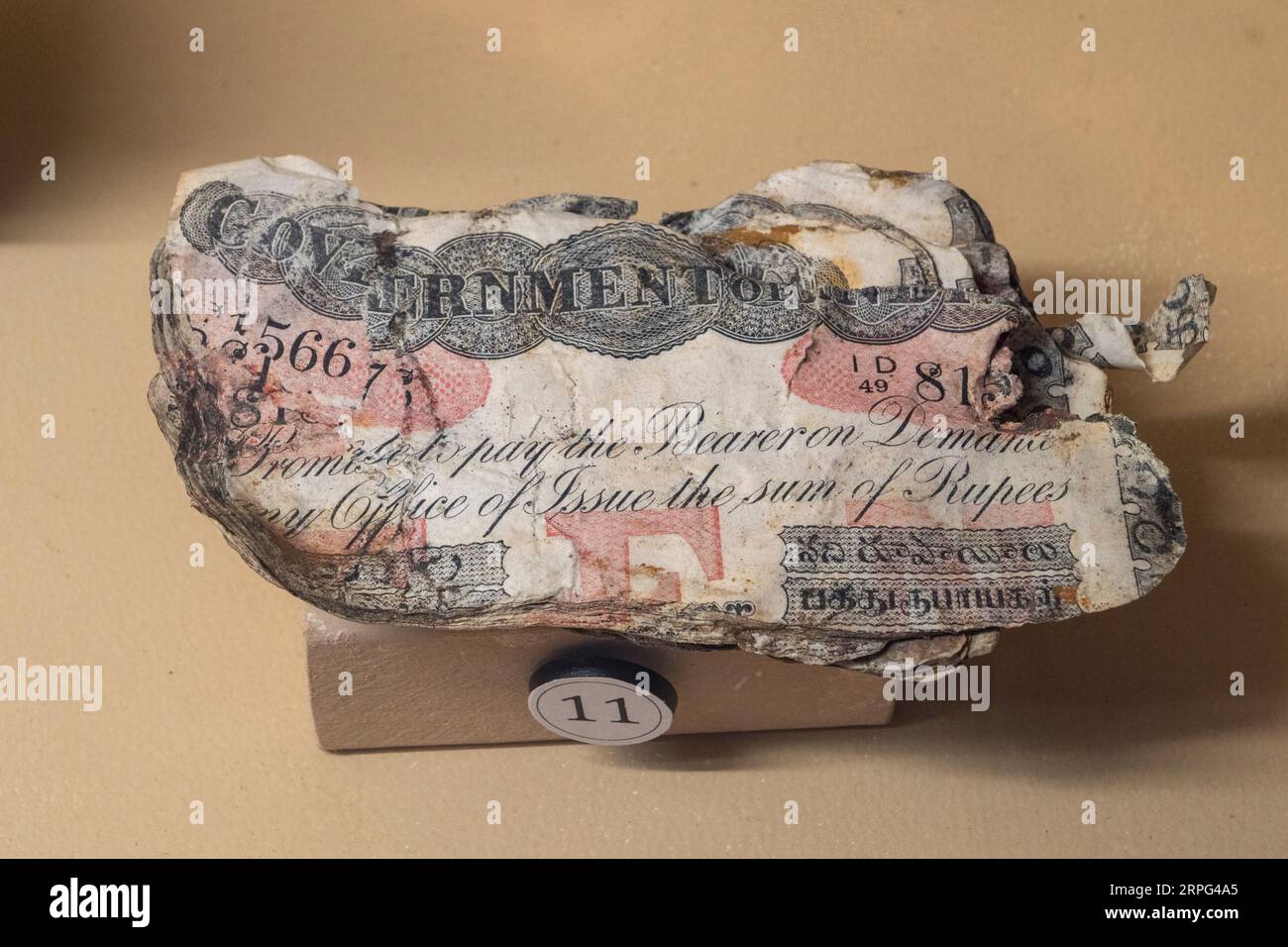 Des notes en roupie nouvellement imprimées du SS Shirala coulé exposées au Newhaven Museum, Newhaven, East Sussex, Royaume-Uni. Banque D'Images