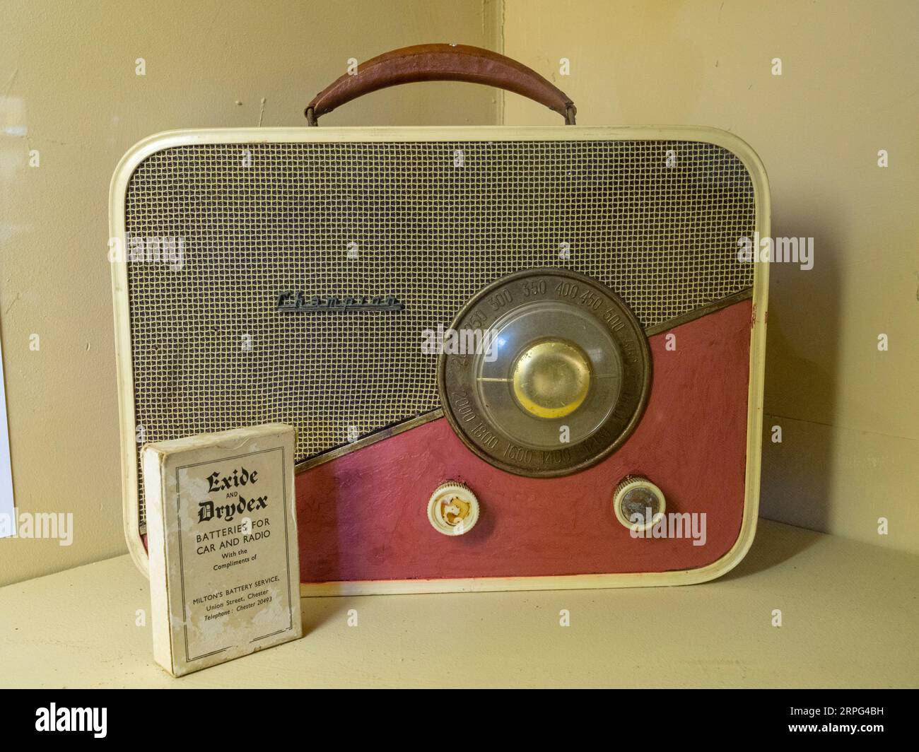 Une radio portable Champion fabriquée à Newhaven dans les années 1950, exposée au Newhaven Museum, Newhaven, East Sussex, Royaume-Uni. Banque D'Images