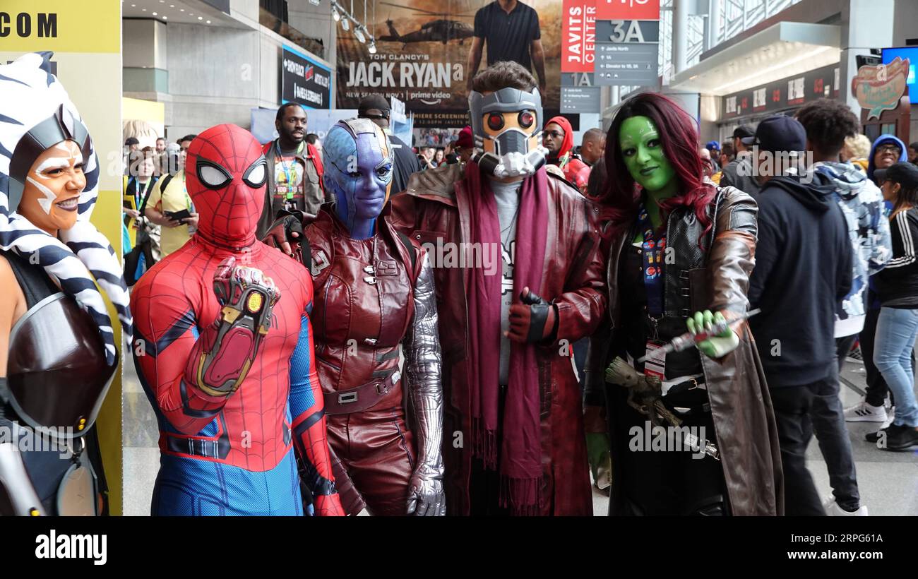 191003 -- NEW YORK, 3 octobre 2019 Xinhua -- des cosplayers en costumes sont vus au New York Comic con au Javits Center à New York, aux États-Unis, le 3 octobre 2019. Le New York Comic con NYCC a débuté jeudi. NYCC est la plus grande convention de bande dessinée et de culture pop de la côte est des États-Unis. Xinhua/Zhou sa ang U.S.-NEW YORK-COMIC CON PUBLICATIONxNOTxINxCHN Banque D'Images