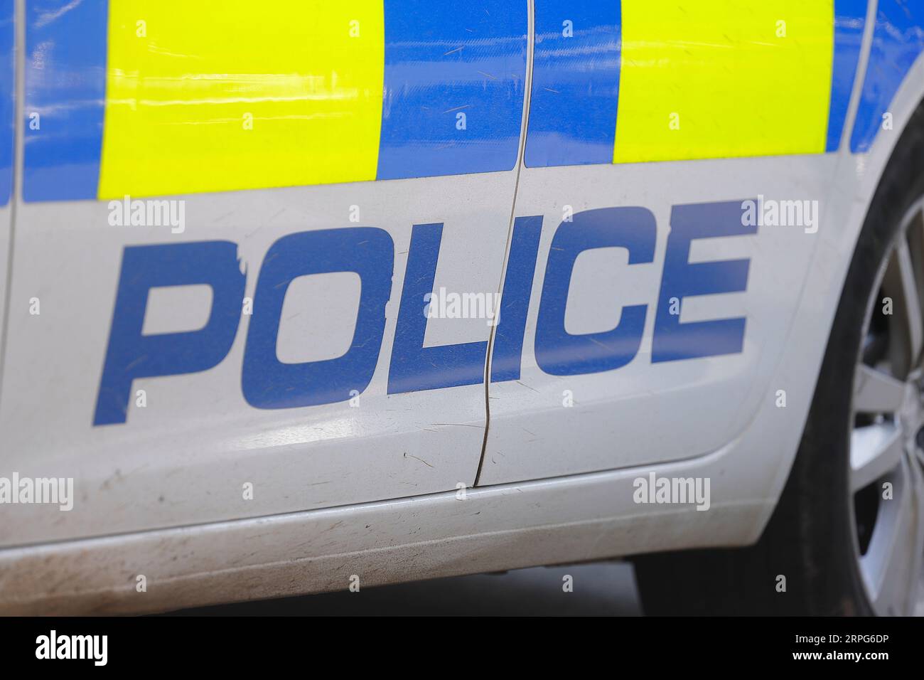 Gros plan d'un logo de police sur une voiture de police à Knaresborough, North Yorkshire, Royaume-Uni Banque D'Images