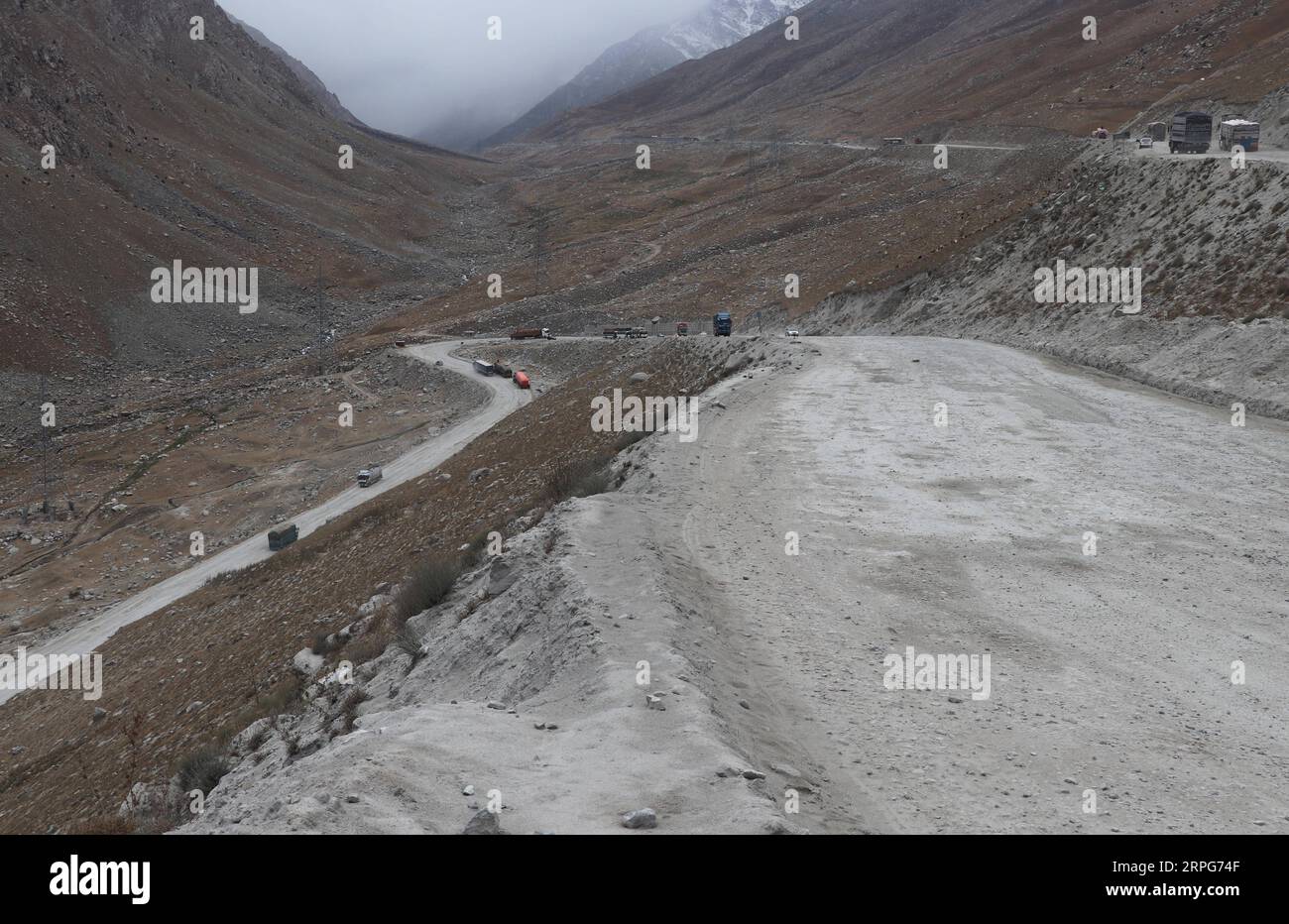 191005 -- BAGHLAN, 5 octobre 2019 -- une photo prise le 4 octobre 2019 montre des véhicules circulant sur une route battue au col de Salang dans la province de Baghlan, en Afghanistan. POUR ALLER AVEC : le tunnel vital du col de Salang en Afghanistan a un besoin urgent de restauration photo par /Xinhua AFGHANISTAN-BAGHLAN-SALANG PASS Sahel PUBLICATIONxNOTxINxCHN Banque D'Images