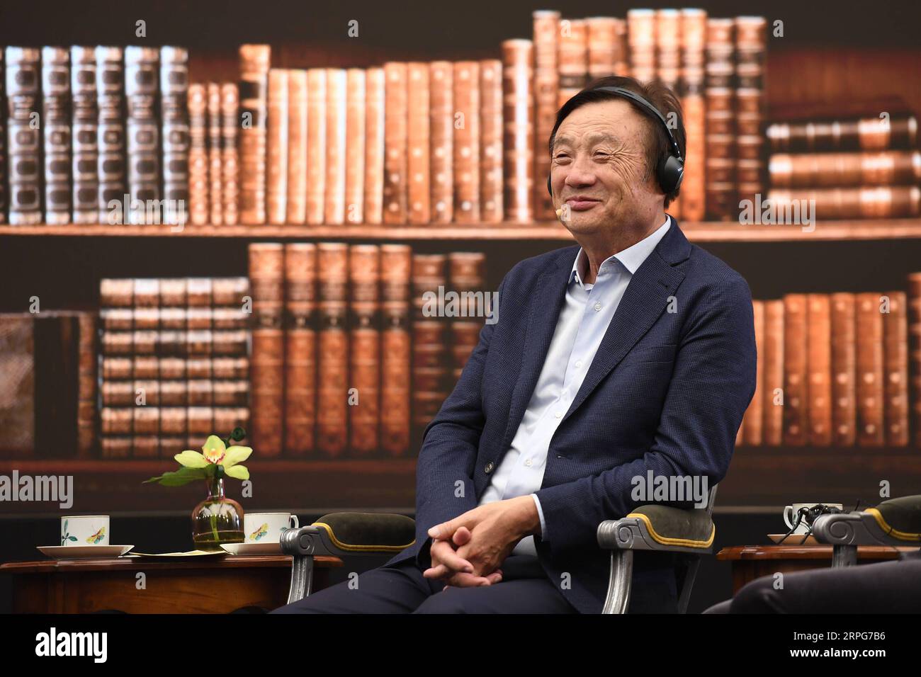 (191006) -- Guangzhou, le 6 octobre 2019 (Xinhua) -- le fondateur et PDG de  Huawei Ren Zhengfei participe à un dialogue au siège de Huawei à Shenzhen,  province du Guangdong en Chine du sud, le 17 juin 2019. (Xinhua/Liang Xu  Photo Stock - Alamy