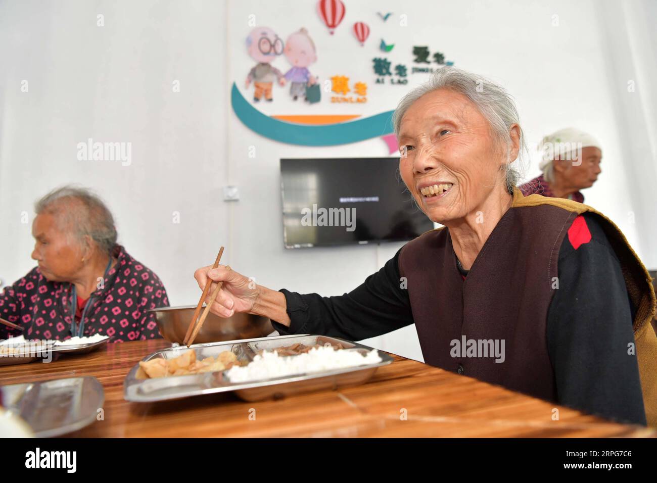 191006 -- NANCHANG, le 6 octobre 2019 -- les résidents âgés prennent un repas dans une maison de retraite du village de Qianjin, dans le comté de Nanchang, dans la ville de Nanchang, capitale de la province de Jiangxi de l'est de la Chine, le 6 octobre 2019. Au total, 103 centres de soins aux personnes âgées ont été créés à ce jour dans le comté de Nanchang grâce aux efforts conjoints des autorités locales, des entreprises et des fonds publics de protection sociale, afin de rendre les services de repas accessibles aux résidents âgés ruraux. Deux repas gratuits sont offerts par jour aux personnes âgées qui sont des enfants vides et vivent sur les cinq garanties des personnes âgées ou handicapées incapables de travailler et sans sou Banque D'Images