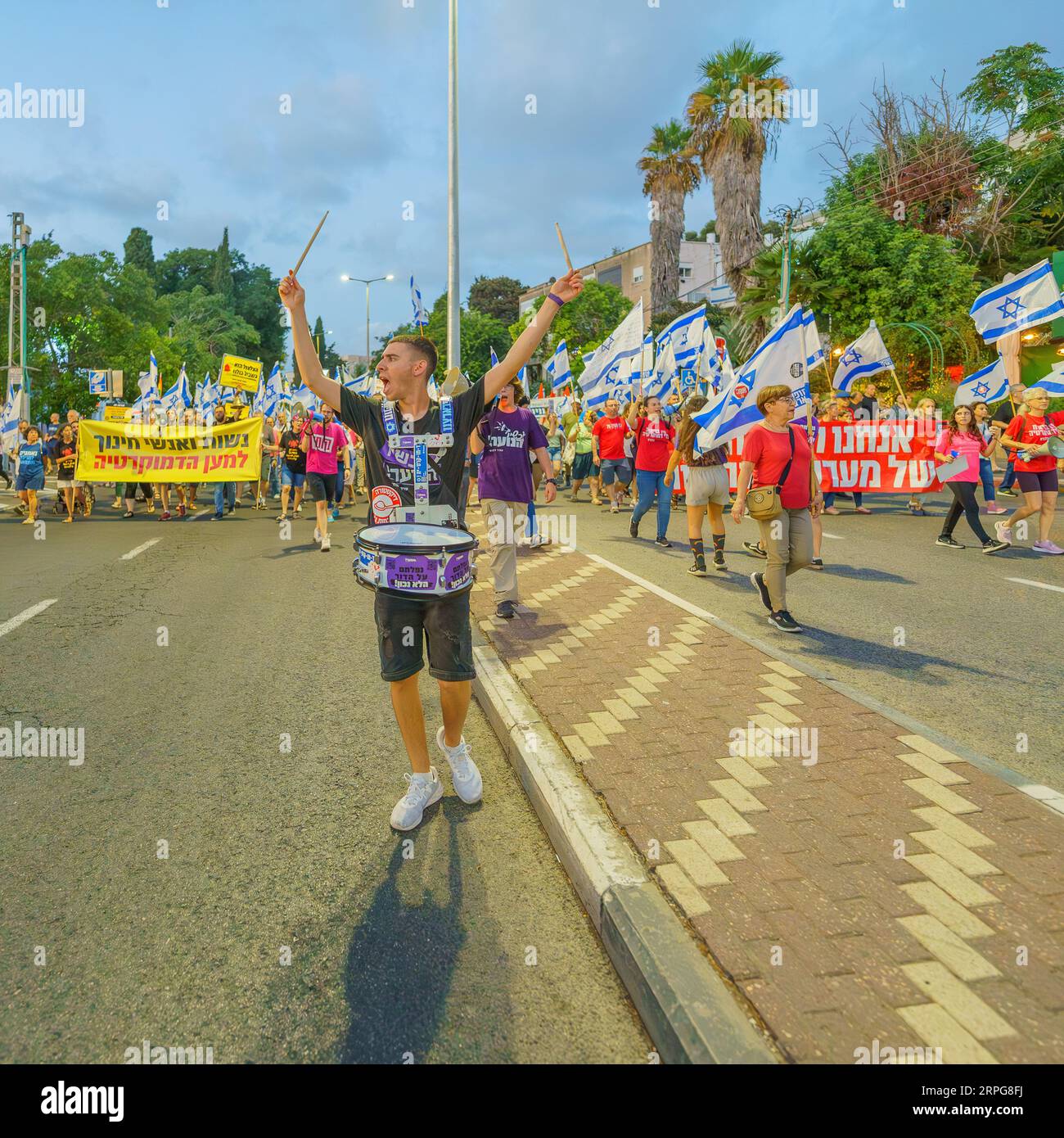 Haïfa, Israël - 02 septembre 2023 : les gens marchent avec divers signes et drapeaux. Semaine 35 de protestation contre la révision judiciaire controversée. Haïfa, Isra Banque D'Images