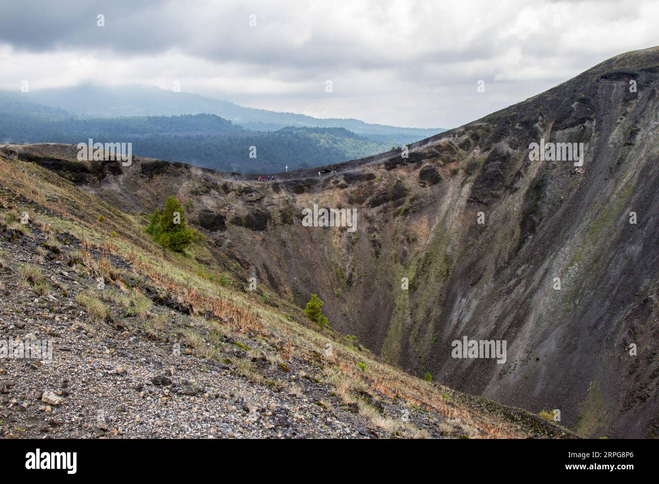 Le cratère du volcan Paricutin avec un peu de fumée. Banque D'Images