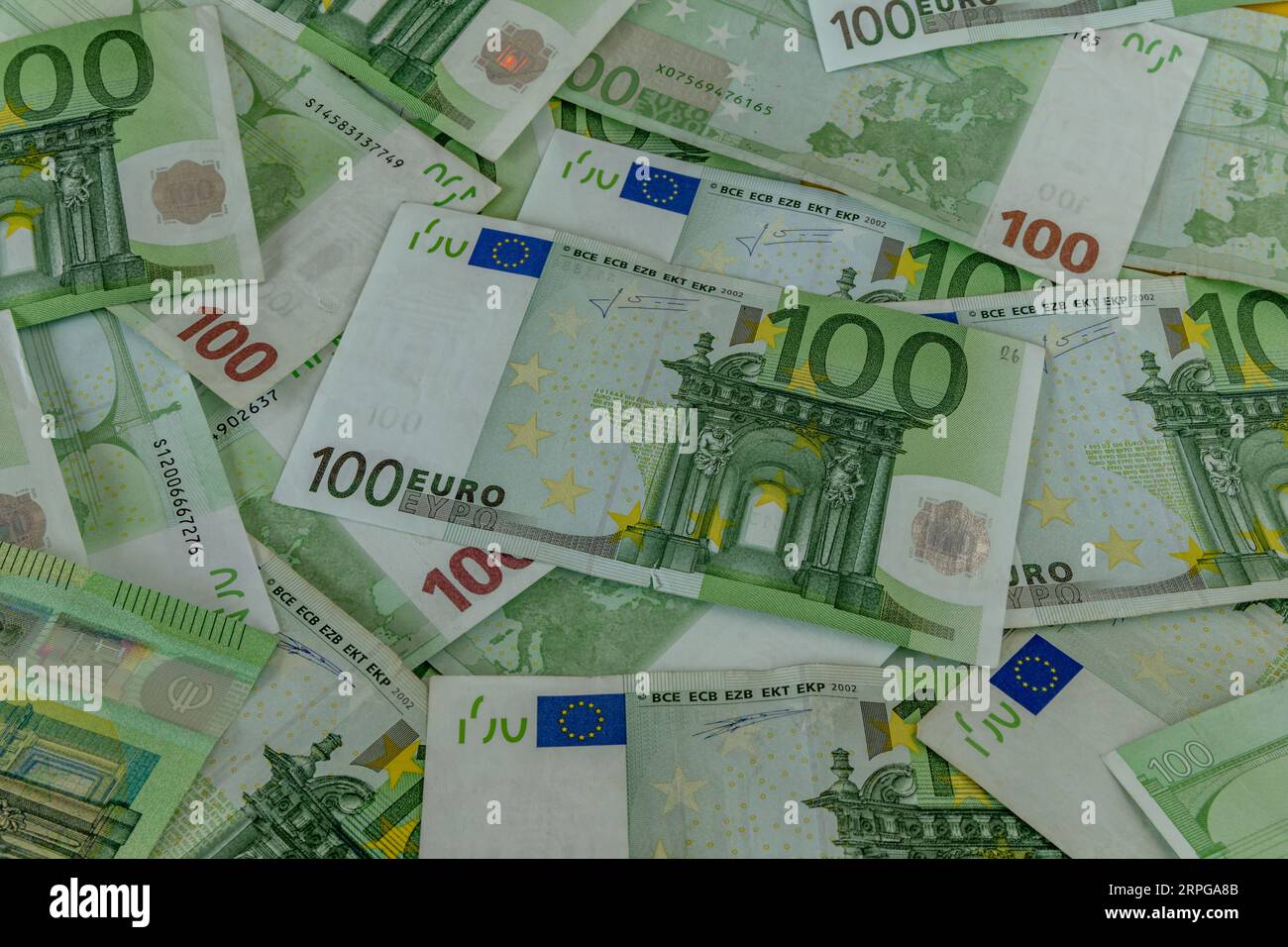 Argent dispersé sur la table cent deux cents billets d'euros Banque D'Images