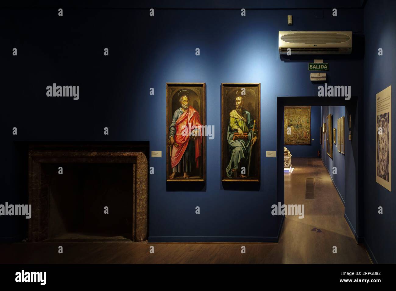 Salle de cheminée, palais des ducs d'Infantado, pistolets du 19e siècle dans le plus ancien musée provincial d'Espagne dans la ville espagnole de Guadalajara. Banque D'Images