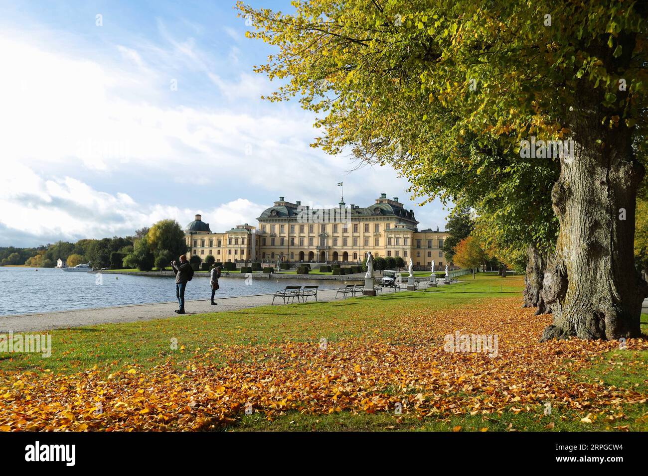 191012 -- STOCKHOLM, le 12 octobre 2019 -- des touristes visitent le palais de Drottningholm dans le comté de Stockholm, Suède, le 11 octobre 2019. SUÈDE-STOCKHOLM-AUTOMNE ZhengxHuansong PUBLICATIONxNOTxINxCHN Banque D'Images