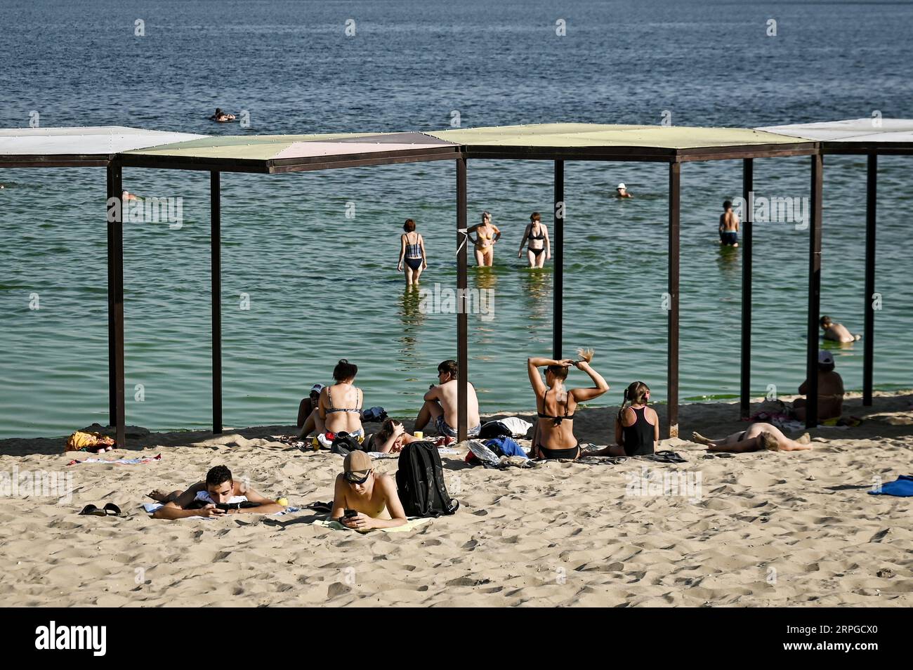 Non exclusive : ZAPORIZHZHIA, UKRAINE - 31 AOÛT 2023 - les membres du public se reposent sur la plage de Pravoberezhnyi, Zaporizhzhia, sud de l'Ukraine. Banque D'Images
