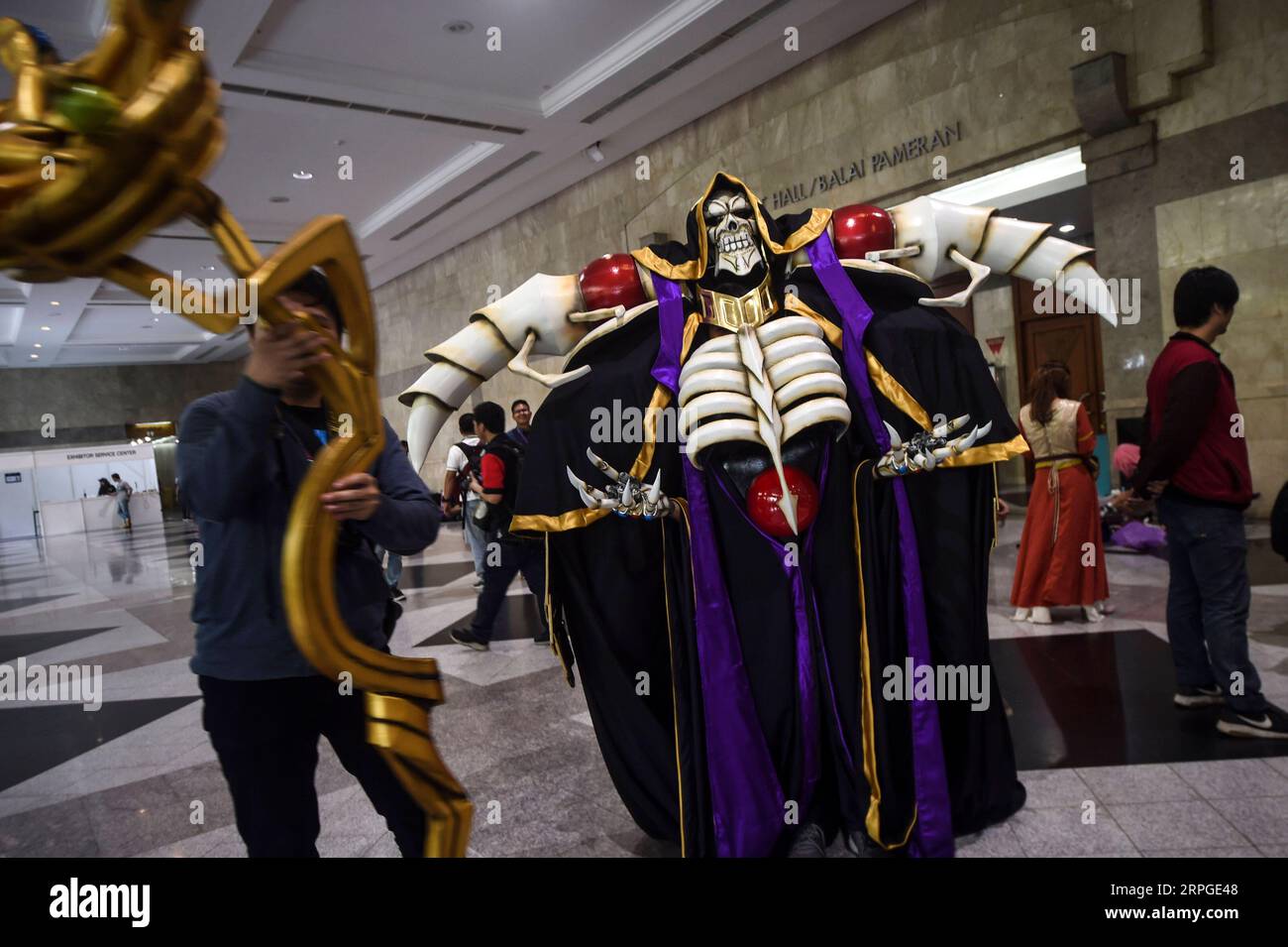 191013 -- JAKARTA, le 13 octobre 2019 -- Un garçon assiste un cosplayer lors de Indonesia Comic con 2019 à Jakarta, Indonésie, le 13 octobre 2019. INDONÉSIE-JAKARTA-COMIC CON AGUNGXKUNCAHYAXB. PUBLICATIONxNOTxINxCHN Banque D'Images