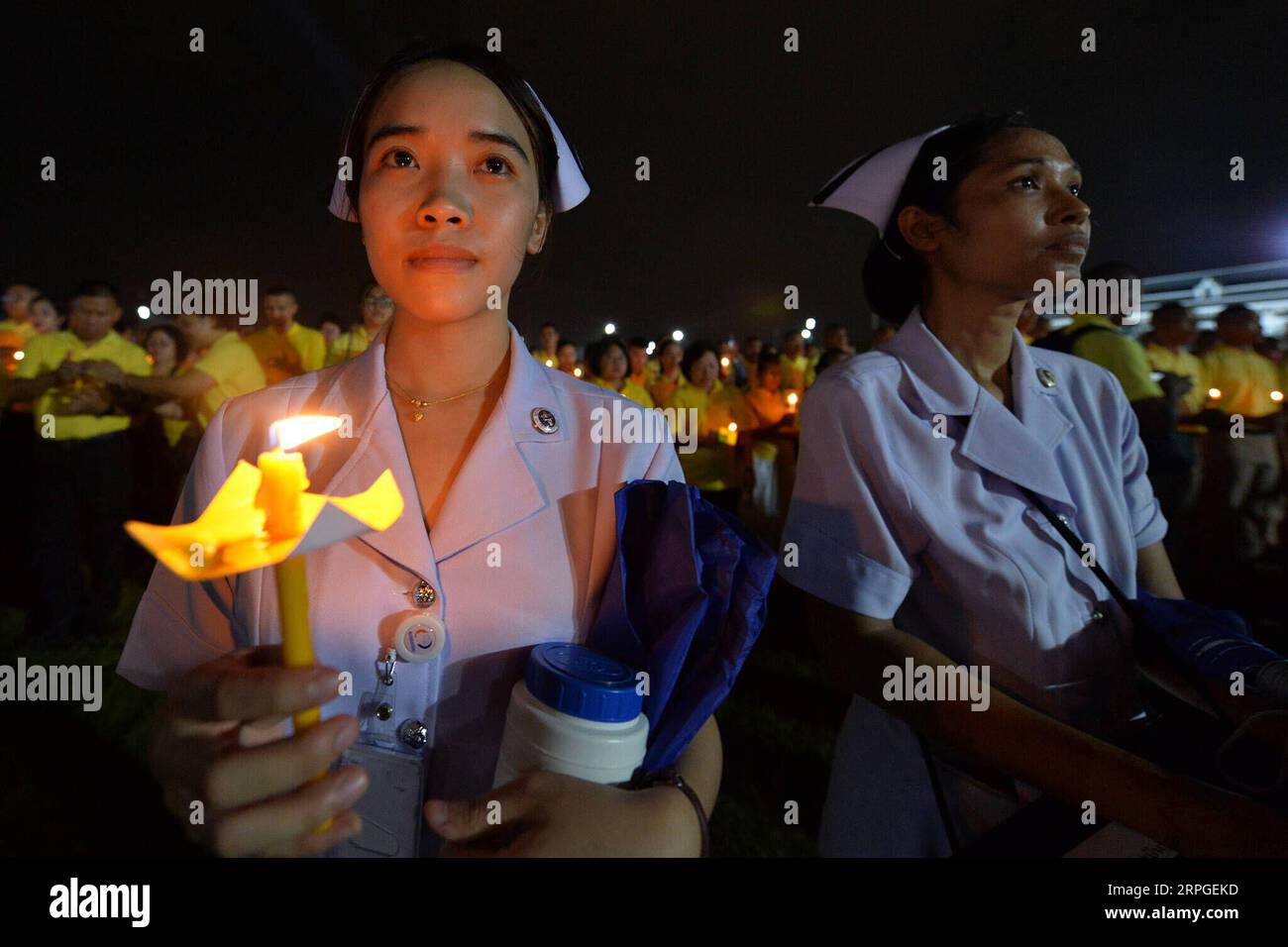 191013 -- BANGKOK, le 13 octobre 2019 Xinhua -- des personnes assistent à la cérémonie commémorative du défunt roi thaïlandais Bhumibol Adulyadej à Bangkok, Thaïlande, le 13 octobre 2019. Xinhua/Rachen Sageamsak THAÏLANDE-BANGKOK-RETARD ROI-COMMÉMORATION PUBLICATIONxNOTxINxCHN Banque D'Images