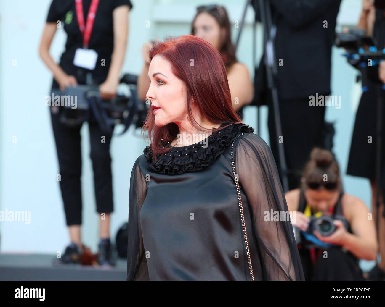 Venise, Italie, 4 septembre 2023. Priscilla Presley arrive sur le tapis rouge pour la projection de gala du film Priscilla au 80e Festival International du film de Venise à Venise, en Italie. Crédit : Doreen Kennedy/Alamy Live News. Banque D'Images