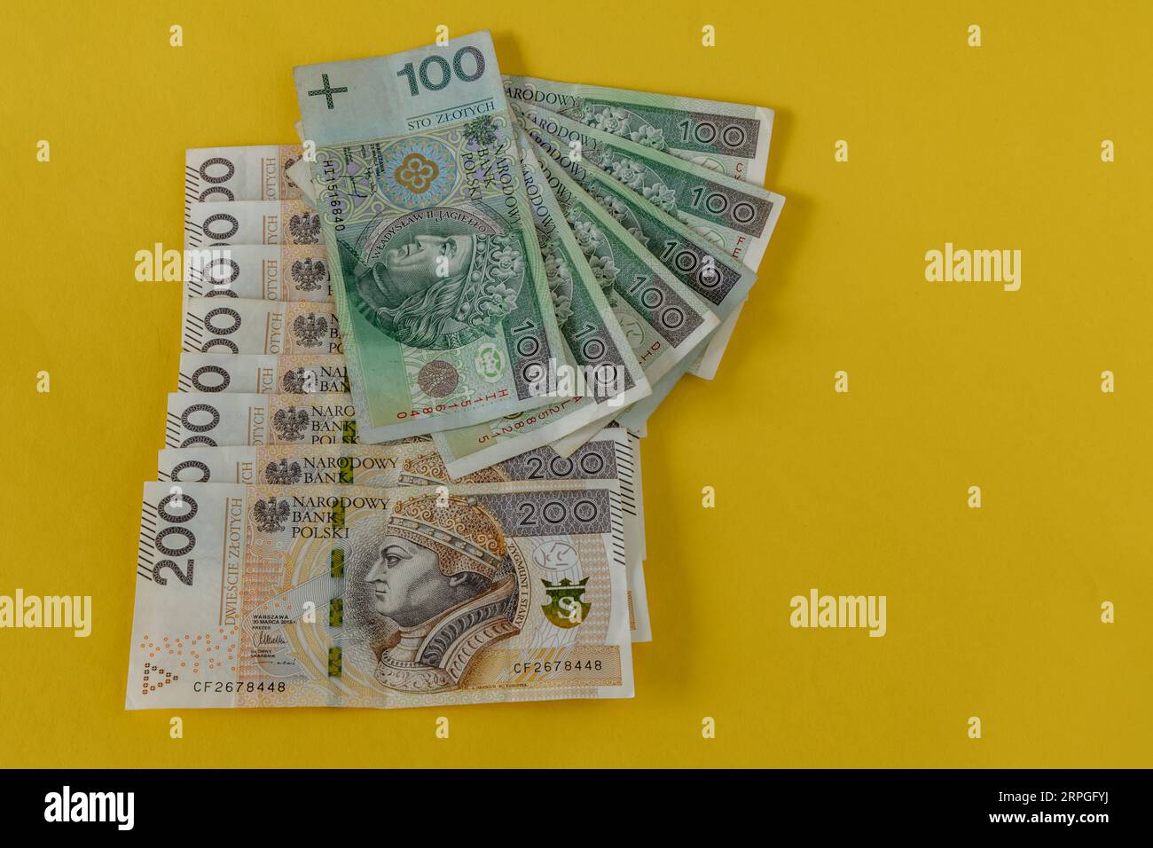 De l'argent sur la table, des billets de banque cent deux cents zlotys en Pologne Banque D'Images