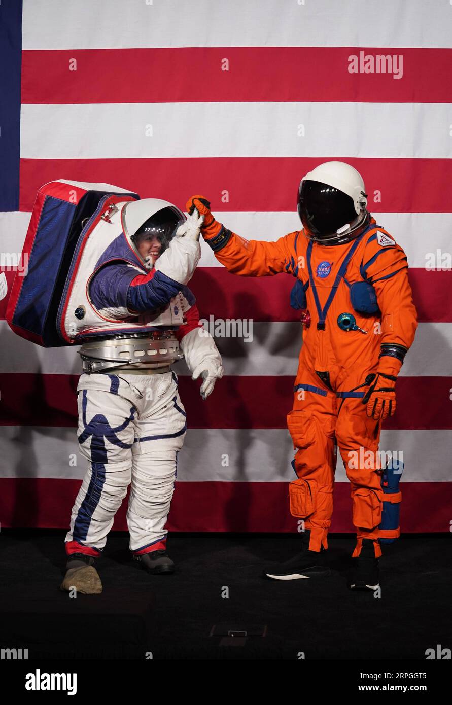 191016 -- BEIJING, le 16 octobre 2019 -- Kristine Davis L, ingénieur en costume spatial avancé, et Dustin Gohmert, ingénieur en chef, exposent deux suites spatiales conçues pour l'exploration lunaire au siège de la NASA à Washington D.C., aux États-Unis, le 15 octobre 2019. L’agence spatiale américaine NASA a dévoilé mardi les suites spatiales de prochaine génération qui seront utilisées dans son programme Artemis qui enverra la première femme et l’homme suivant au pôle Sud lunaire d’ici 2024. PHOTOS XINHUA DU JOUR LiuxJie PUBLICATIONxNOTxINxCHN Banque D'Images