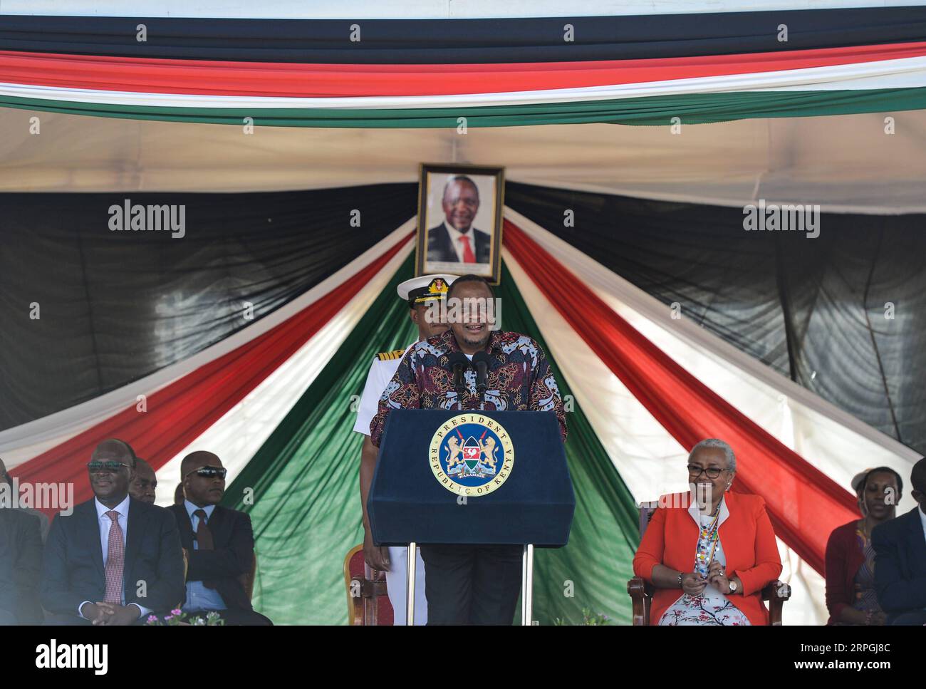 191017 -- NAIROBI, le 17 octobre 2019 -- le président kenyan Uhuru Kenyatta prononce son discours lors de la cérémonie de lancement de la phase 2a du chemin de fer à écartement standard SGR du Kenya à la gare de Maai Mahiu au Kenya, le 16 octobre 2019. Xinhua Headlines : un nouveau rail moderne ouvre la ligne de prospérité de l'arrière-pays kenyan LixYan PUBLICATIONxNOTxINxCHN Banque D'Images