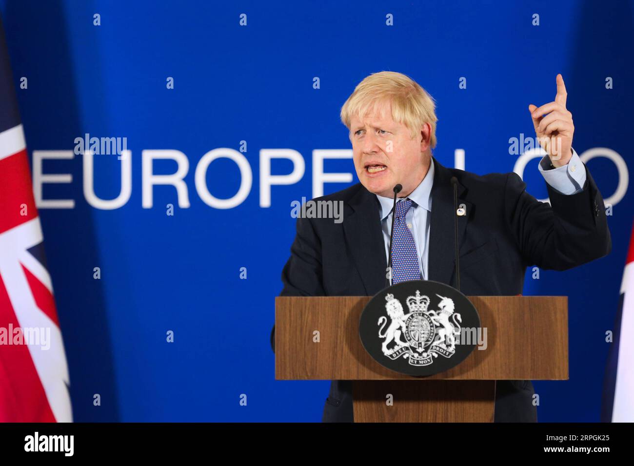 191017 -- BRUXELLES, le 17 octobre 2019 -- le Premier ministre britannique Boris Johnson assiste à une conférence de presse lors d'un sommet de l'UE à Bruxelles, en Belgique, le 17 octobre 2019. Le sommet de deux jours a débuté jeudi. L'Union européenne l'UE et la Grande-Bretagne ont conclu un nouvel accord sur le Brexit, a déclaré jeudi le président de la Commission européenne Jean-Claude Juncker. Zheng Huansong BELGIQUE-BRUXELLES-UE-SOMMET-NOUVEL ACCORD SUR LE BREXIT ZhangxCheng PUBLICATIONxNOTxINxCHN Banque D'Images