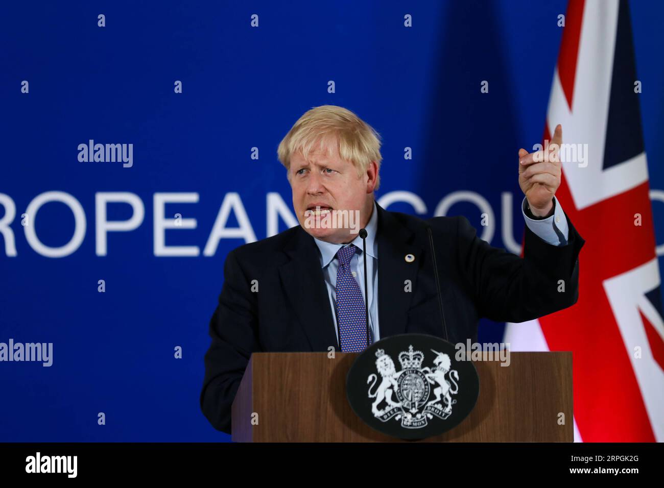 191017 -- BRUXELLES, le 17 octobre 2019 -- le Premier ministre britannique Boris Johnson assiste à une conférence de presse lors d'un sommet de l'UE à Bruxelles, en Belgique, le 17 octobre 2019. Le sommet de deux jours a débuté jeudi. L'Union européenne l'UE et la Grande-Bretagne ont conclu un nouvel accord sur le Brexit, a déclaré jeudi le président de la Commission européenne Jean-Claude Juncker. BELGIQUE-BRUXELLES-UE-SOMMET-NOUVEL ACCORD SUR LE BREXIT ZHANGXCHENG PUBLICATIONXNOTXINXCHN Banque D'Images